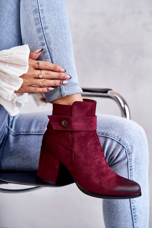 Botas rojas de ante para mujer. Botas rojas de ante para mujer.