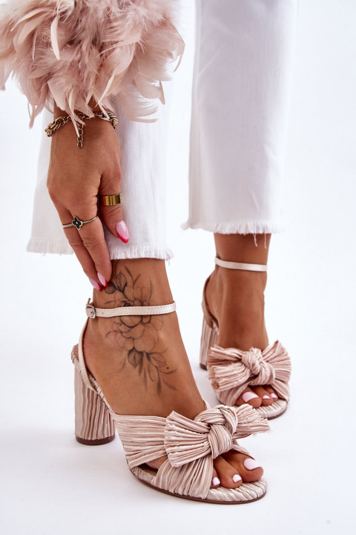 Tacones altos Callum con cintas en marfil
