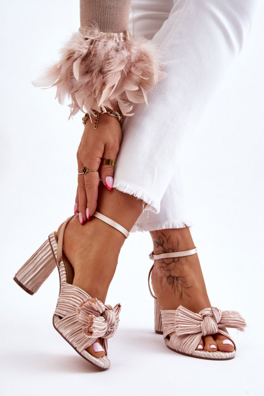 Tacones altos Callum con cintas en marfil