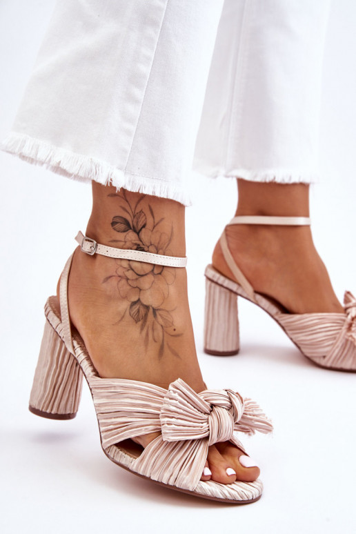Tacones altos Callum con cintas en marfil