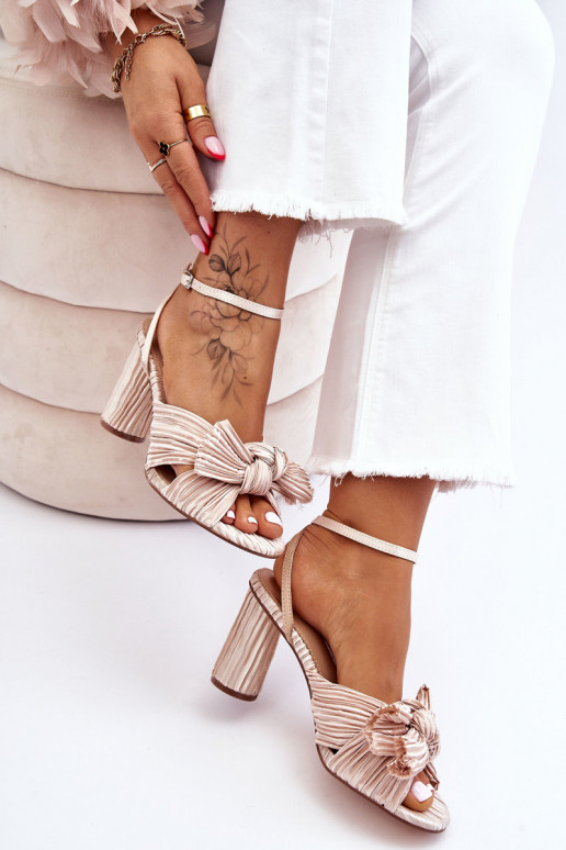 Tacones altos Callum con cintas en marfil