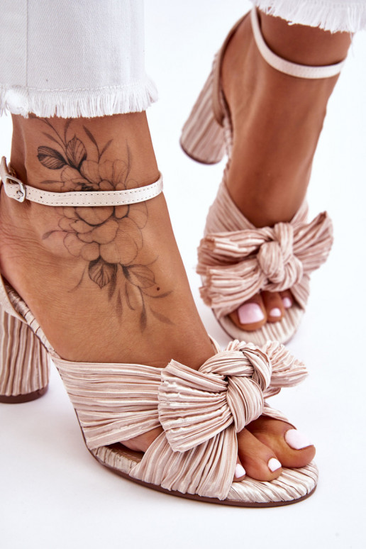 Tacones altos Callum con cintas en marfil