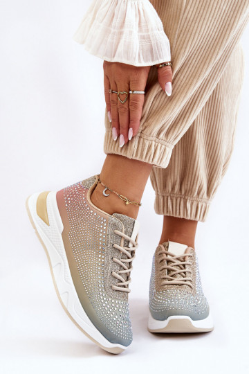 Zapatillas brillantes con ojales brillantes en varios colores.