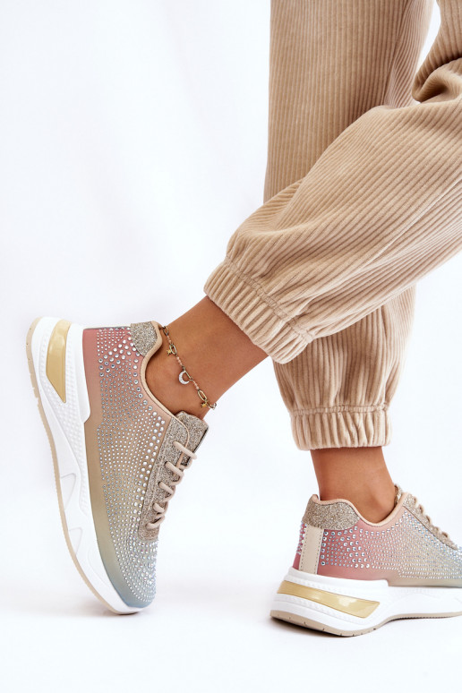 Zapatillas brillantes con ojales brillantes en varios colores.