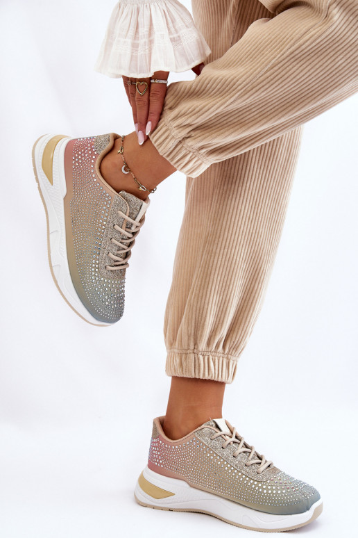 Zapatillas brillantes con ojales brillantes en varios colores.