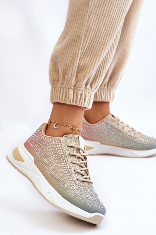 Zapatillas brillantes con ojales brillantes en varios colores.
