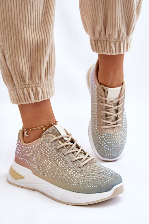 Zapatillas brillantes con ojales brillantes en varios colores.