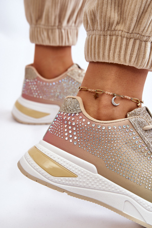 Zapatillas brillantes con ojales brillantes en varios colores.