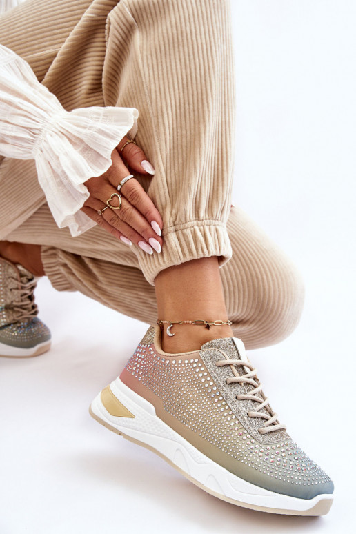 Zapatillas brillantes con ojales brillantes en varios colores.