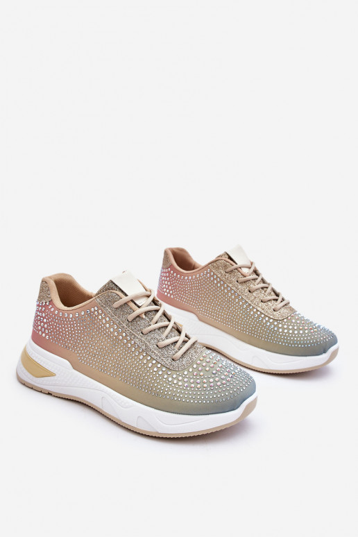 Zapatillas brillantes con ojales brillantes en varios colores.
