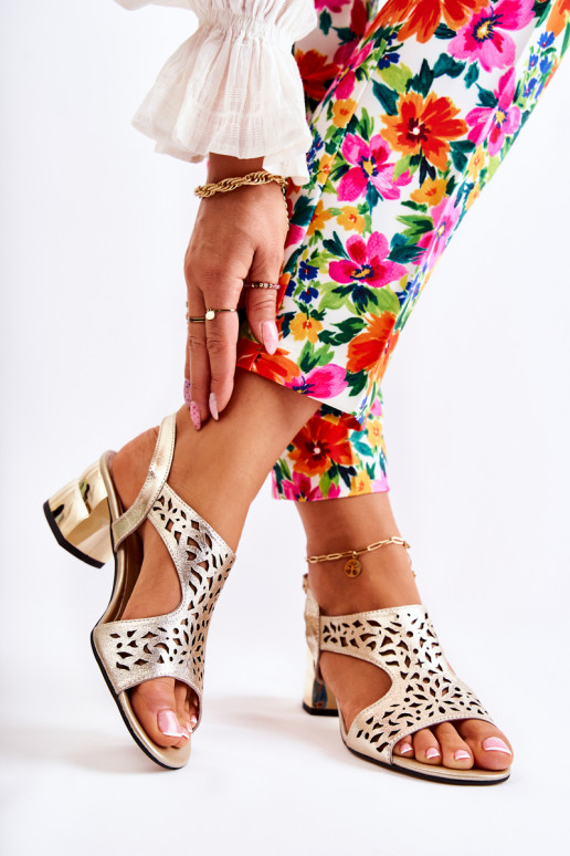 Sandalias doradas con tacón con... Sandalias doradas con tacón con...