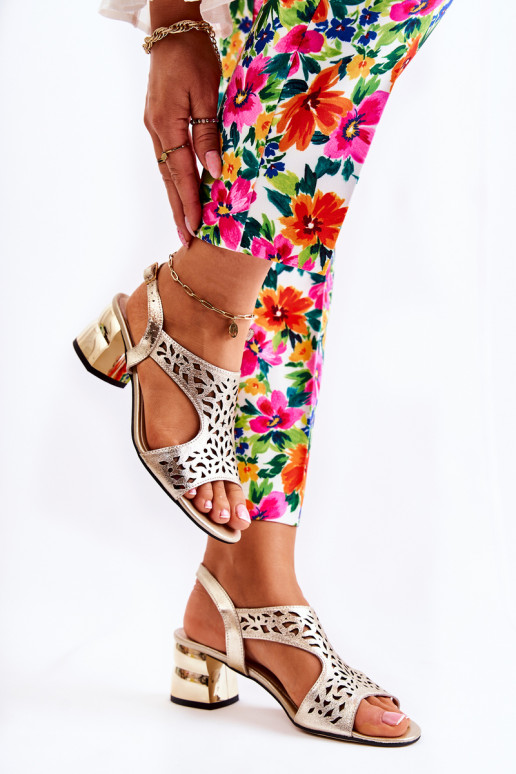 Sandalias doradas con tacón con... Sandalias doradas con tacón con...