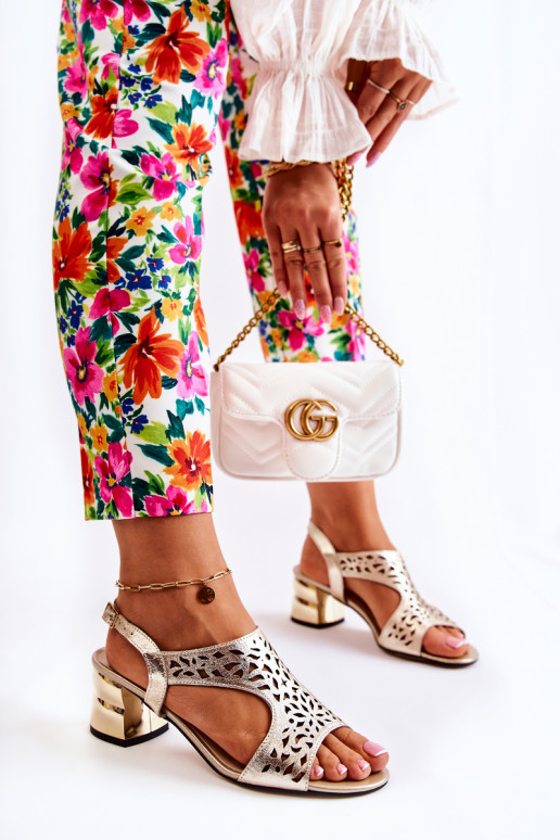 Sandalias doradas con tacón con salvia y elementos calados.