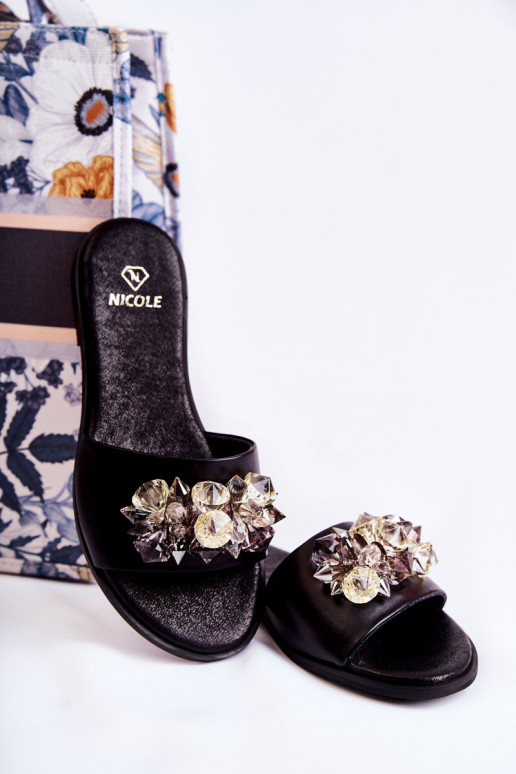 Pantuflas Nicole negras con adornos.
