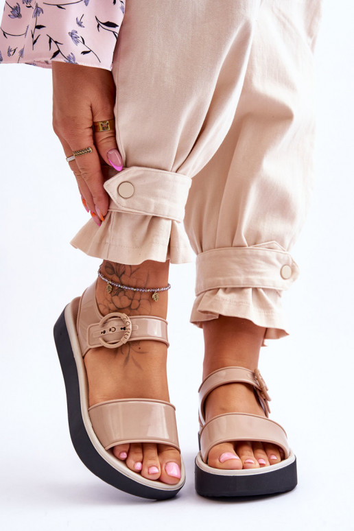 Sandalias con hebilla en beige y negro. Sandalias con hebilla en beige y negro.