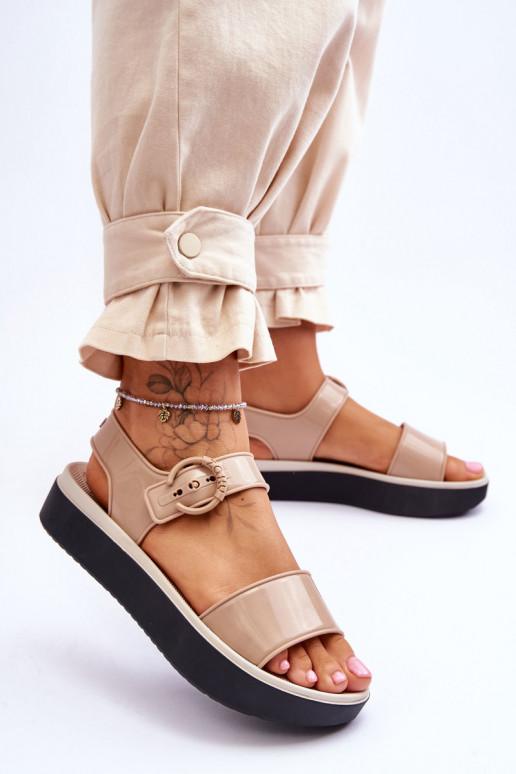 Sandalias con hebilla en beige y negro. Sandalias con hebilla en beige y negro.