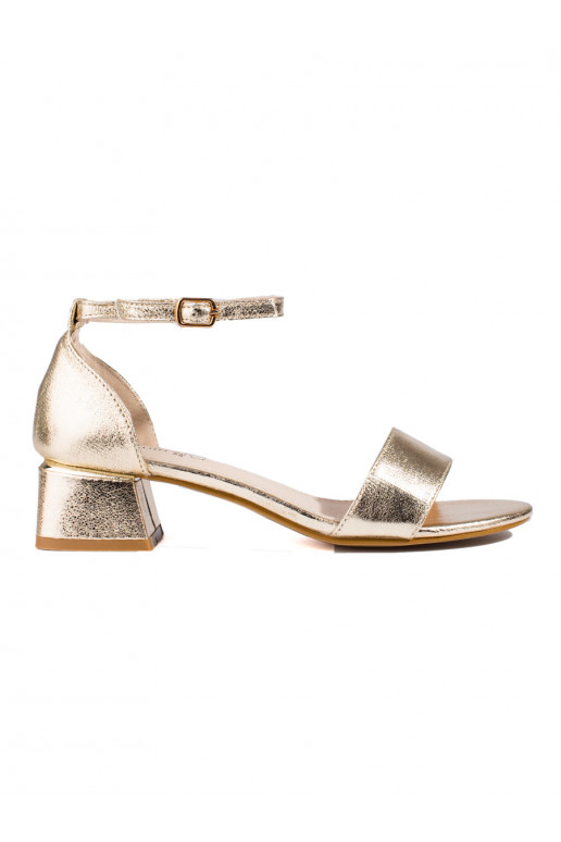 Sandalias en color dorado con tacón...