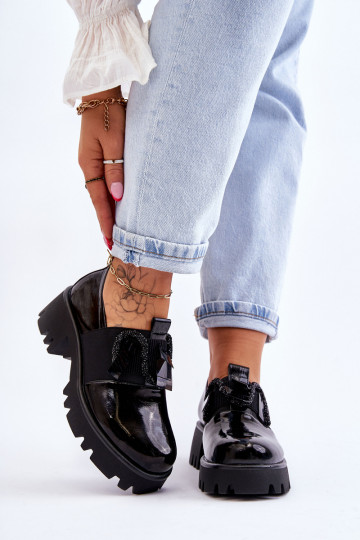 Zapatos efecto lacado negro con bonitos detalles Keily