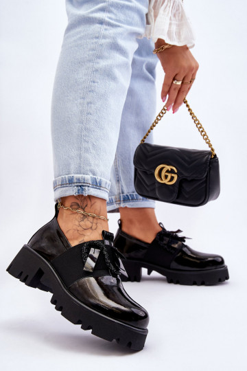 Zapatos efecto lacado negro con bonitos detalles Keily 2