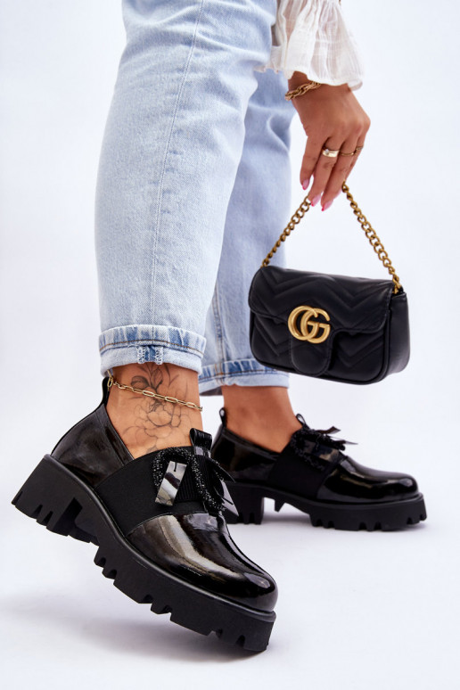 Zapatos efecto lacado negro con bonitos detalles Keily