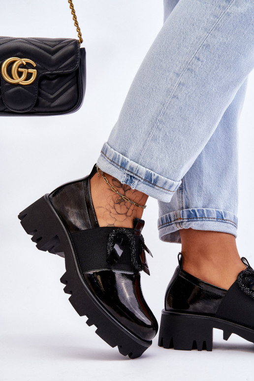 Zapatos efecto lacado negro con bonitos detalles Keily