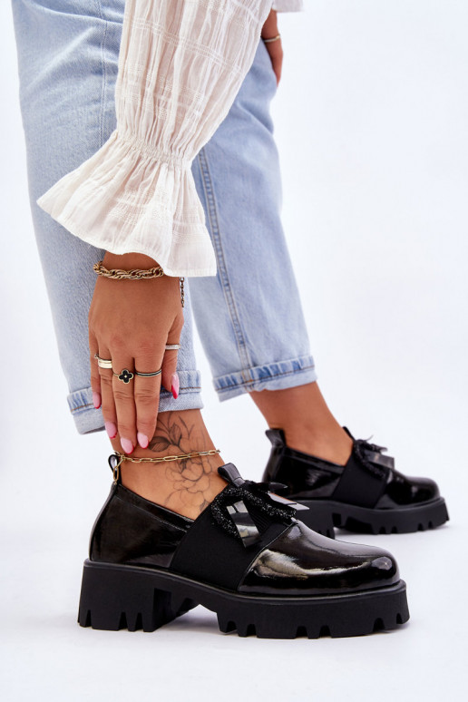 Zapatos efecto lacado negro con bonitos detalles Keily