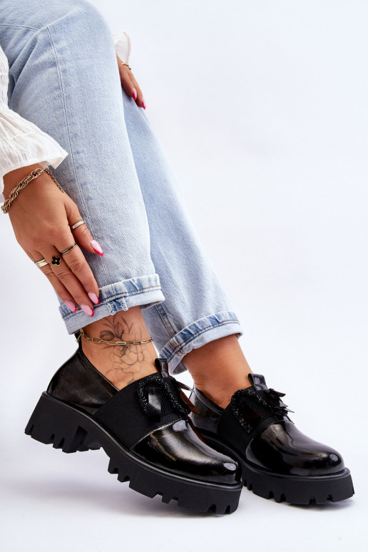 Zapatos efecto lacado negro con bonitos detalles Keily