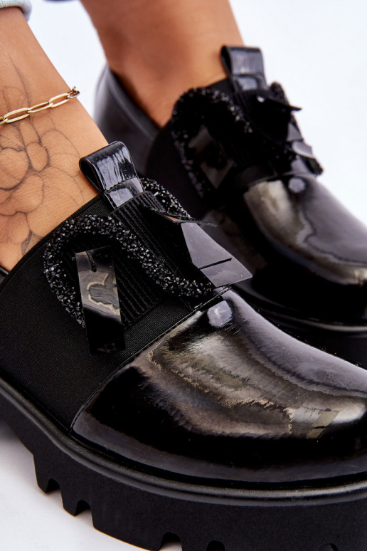 Zapatos efecto lacado negro con bonitos detalles Keily