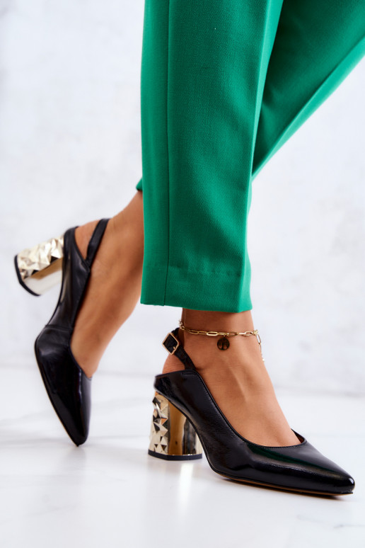 Zapatos negros con tacones anchos... Zapatos negros con tacones anchos...