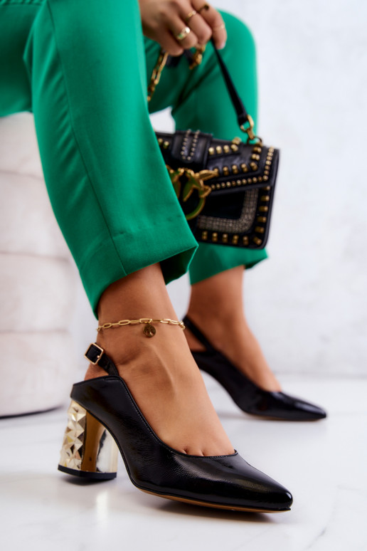 Zapatos negros con tacones anchos... Zapatos negros con tacones anchos...