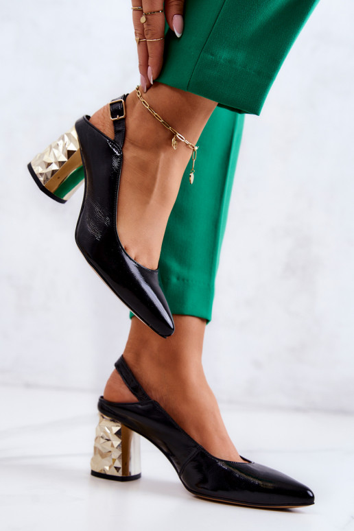 Zapatos negros con tacones anchos... Zapatos negros con tacones anchos...