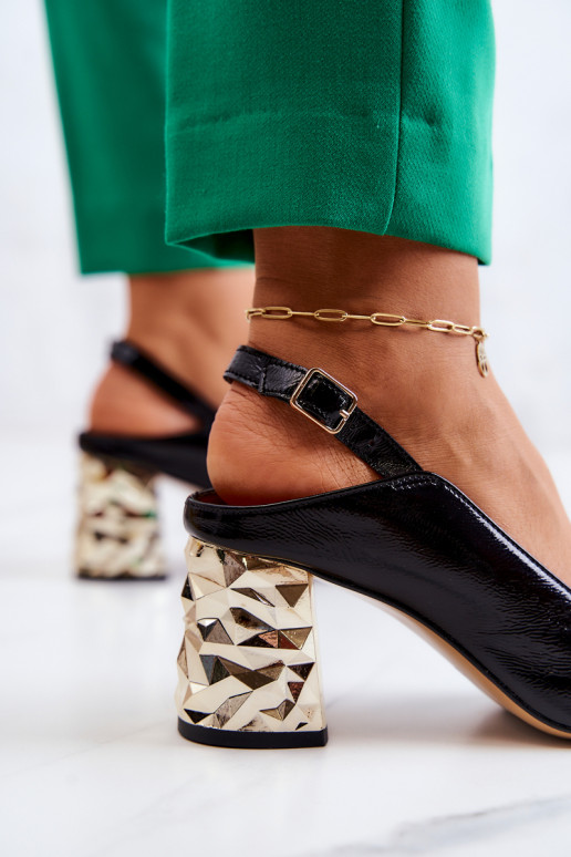 Zapatos negros con tacones anchos... Zapatos negros con tacones anchos...