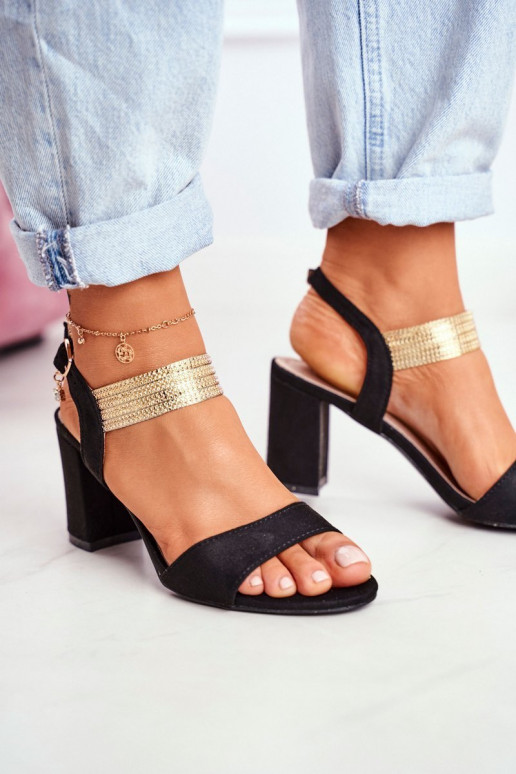 Sandalias de ante negro con detalles dorados Enjoy