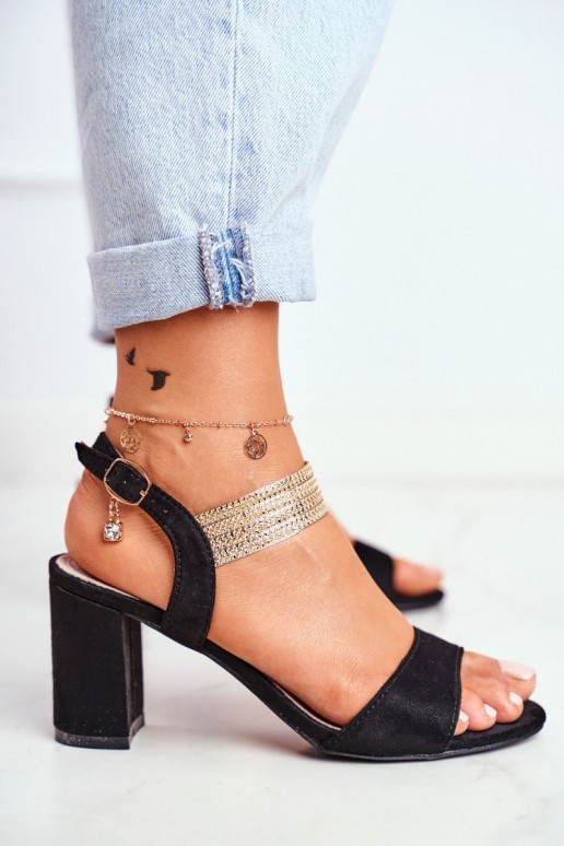 Sandalias de ante negro con detalles dorados Enjoy