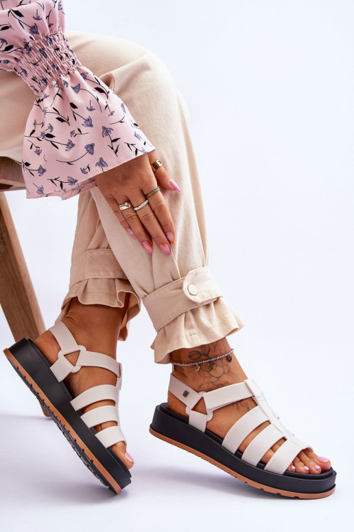 Sandalias con cierres adhesivos en... Sandalias con cierres adhesivos en...