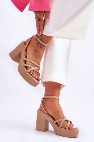 Sandalia de moda con tacones y tiras en color beige Shemira 2