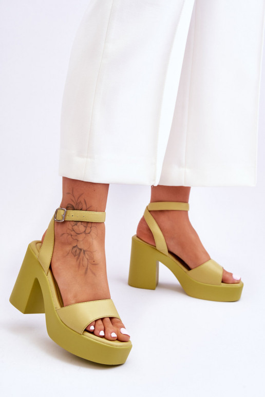 Sandalias de moda con tacón ancho en... Sandalias de moda con tacón ancho en...