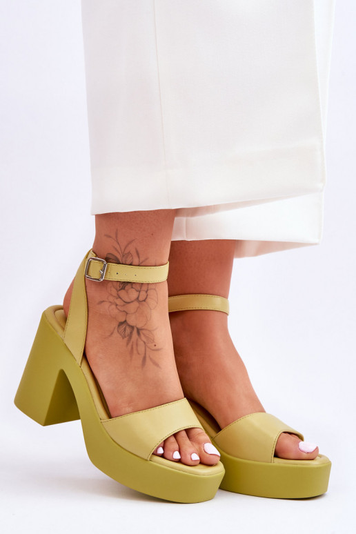 Sandalias de moda con tacón ancho en Carmine