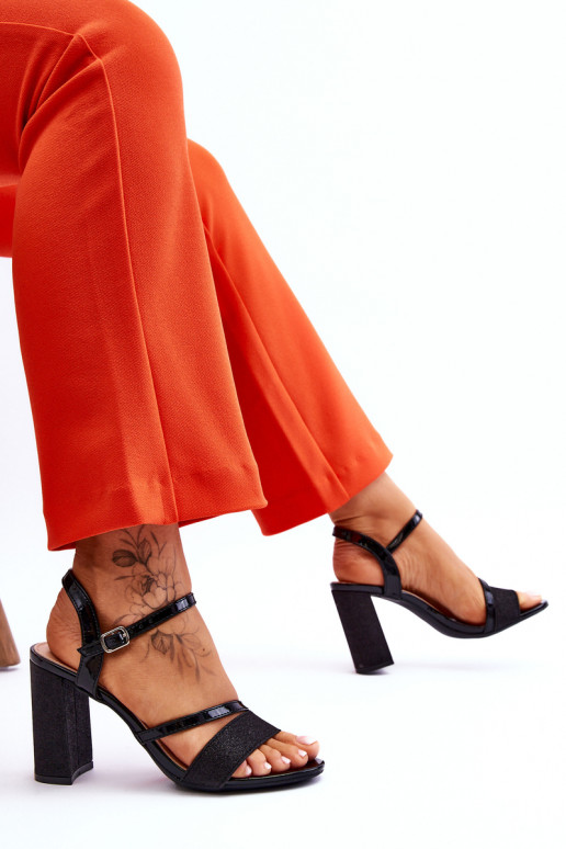 Sandalias con tacón en color negro...