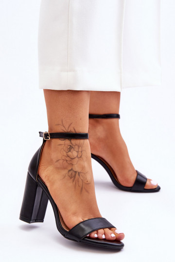 Sandalias de mujer negras con tacón. 2