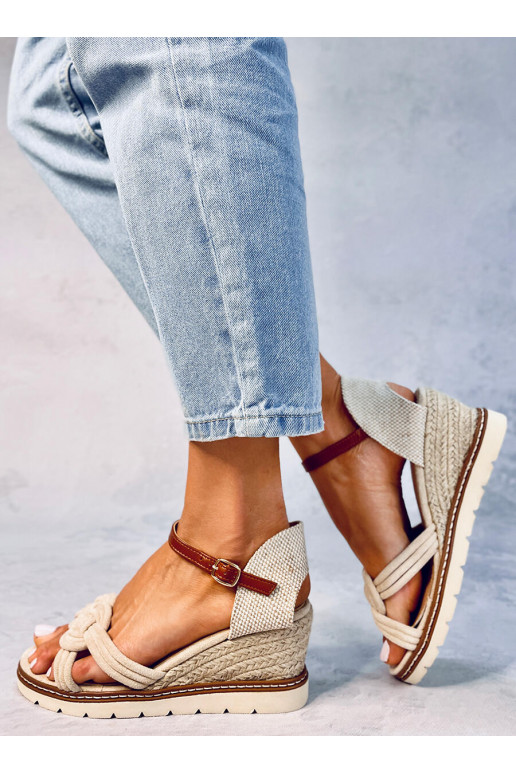 Sandalias con plataforma color beige...