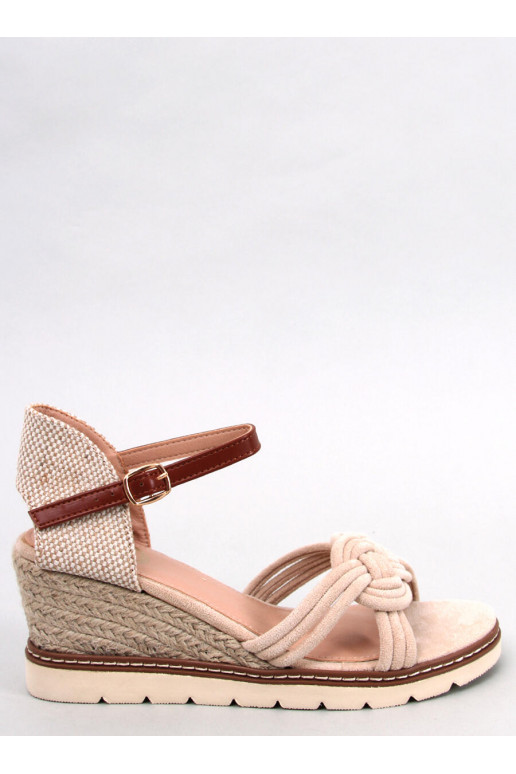 Sandalias con plataforma color beige...