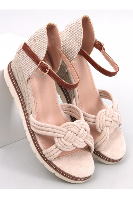 Sandalias con plataforma color beige...
