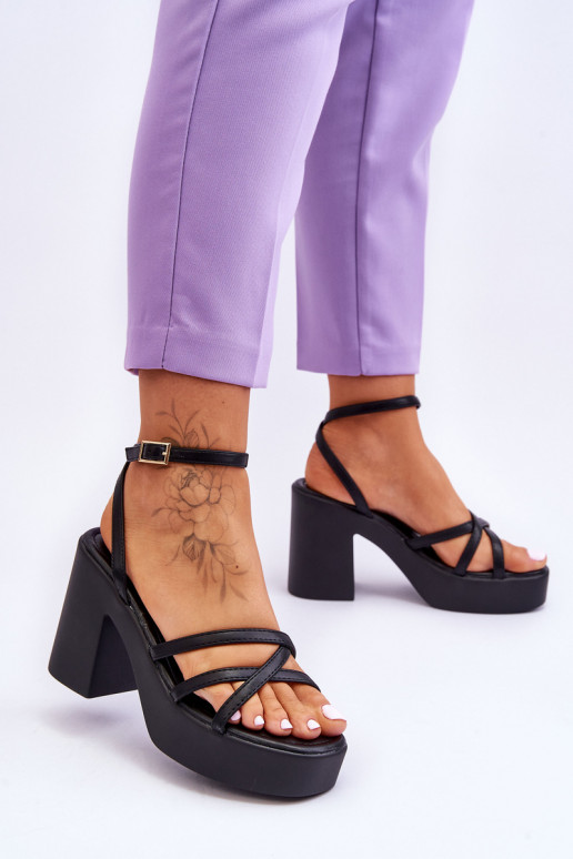 Elegantes sandalias de tacón con tiras en color negro Shemira