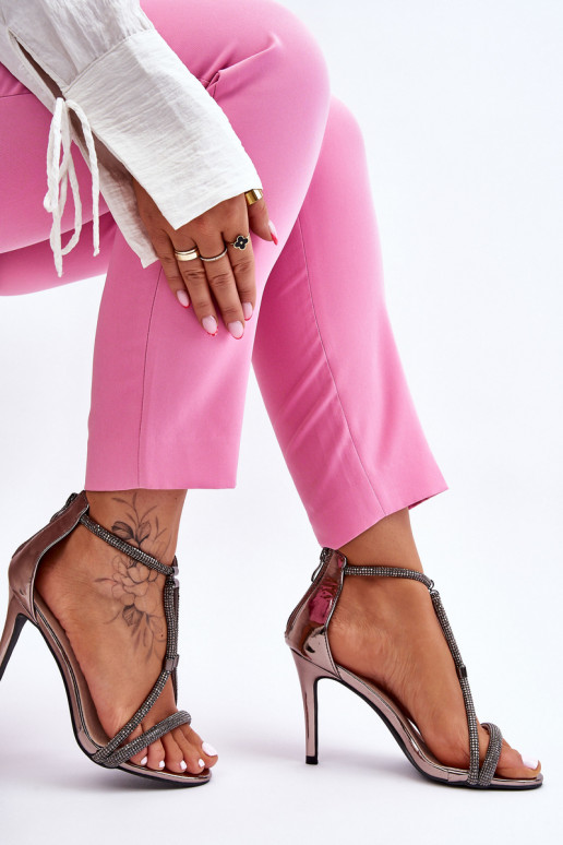 Zapatos de tacón fino Jenesis con tachuelas plateadas