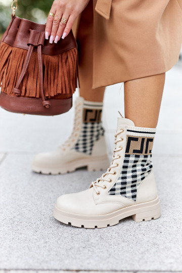 Las botas beige están hechas de tela elástica.