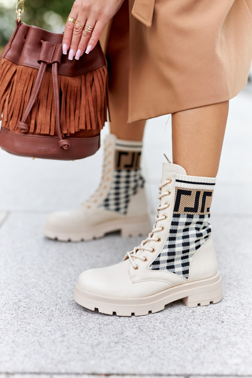 Las botas beige están hechas de tela elástica.