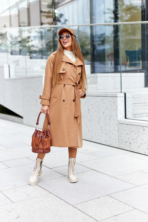 Las botas beige están hechas de tela elástica.