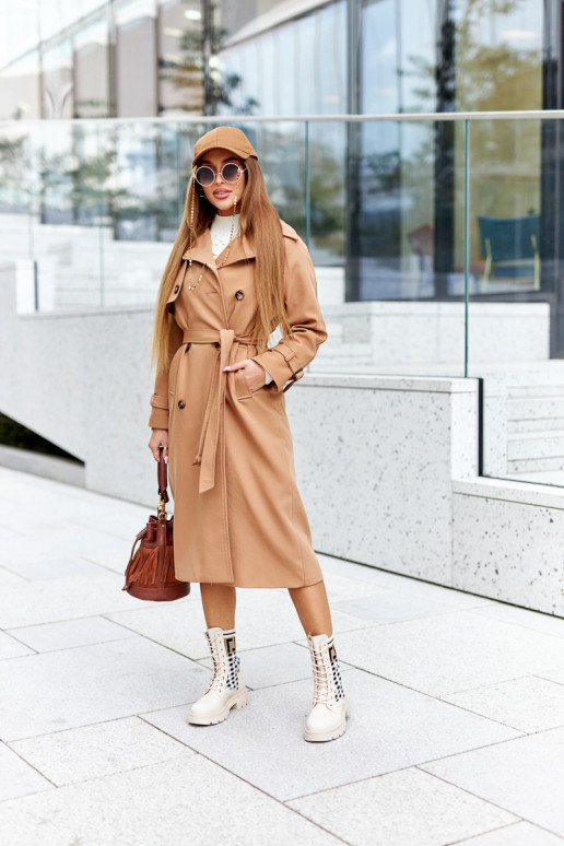 Las botas beige están hechas de tela elástica.