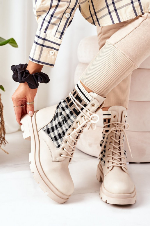 Las botas beige están hechas de tela elástica.